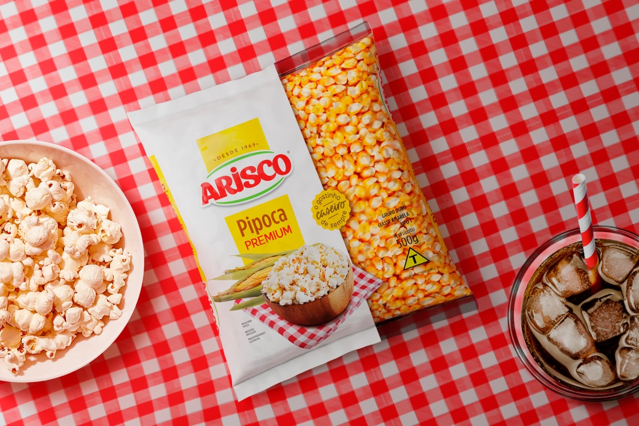 Design de embalagens arisco unilever de milho de pipoca da marca feito pela zoommais